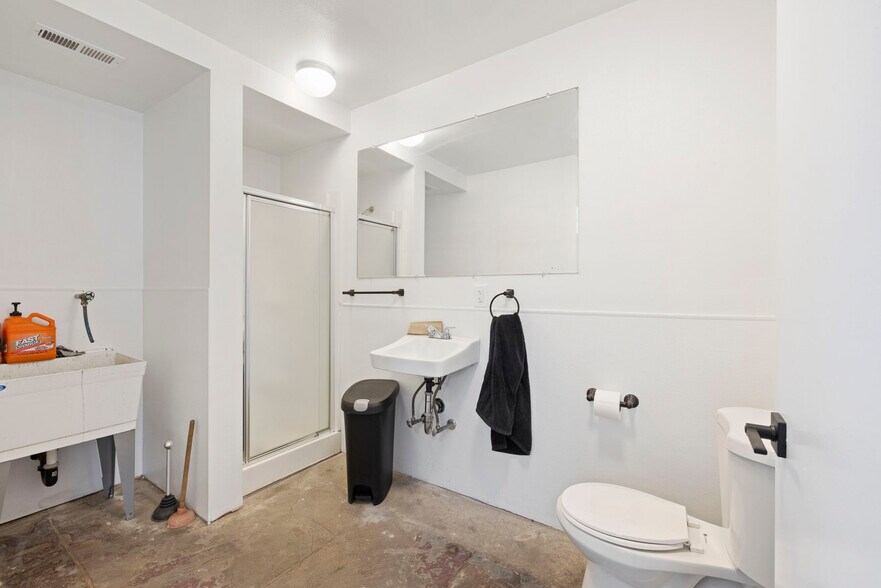 More Photos Of 600 N El Dorado St, Stockton Service For Sale