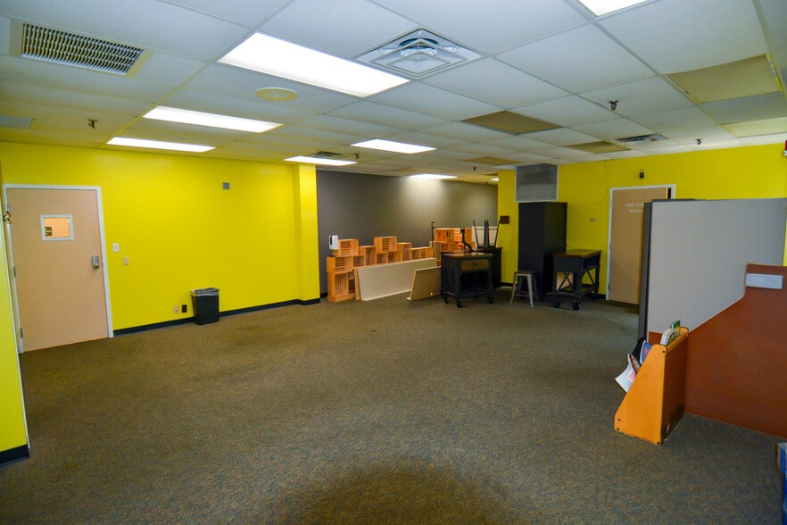 More Photos Of 888 Dayton St, Yellow Springs Warehouse For Lease