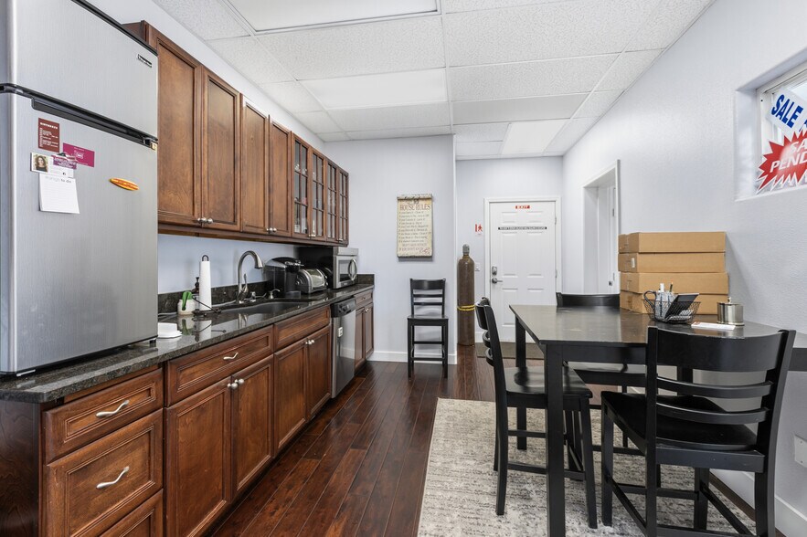 More Photos Of 1202 Commercial Ave, Anacortes Office For Sale