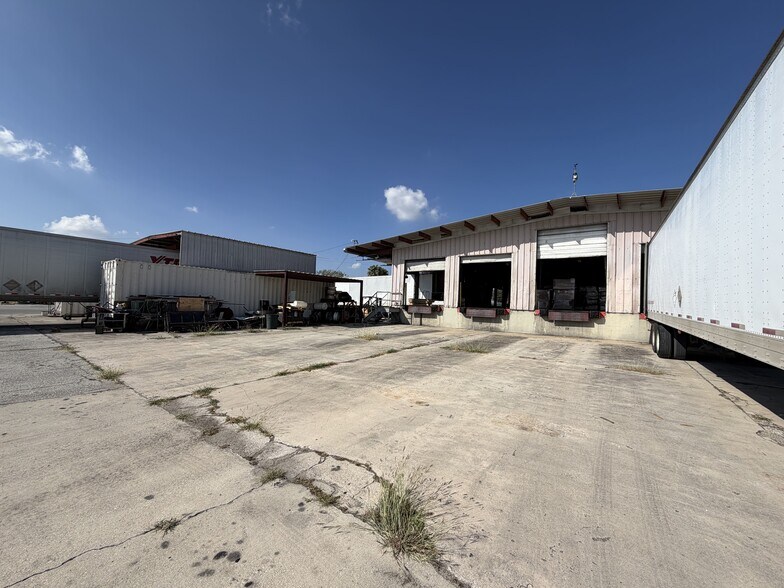 More Photos Of 2026 W Malone Ave, San Antonio Warehouse For Lease