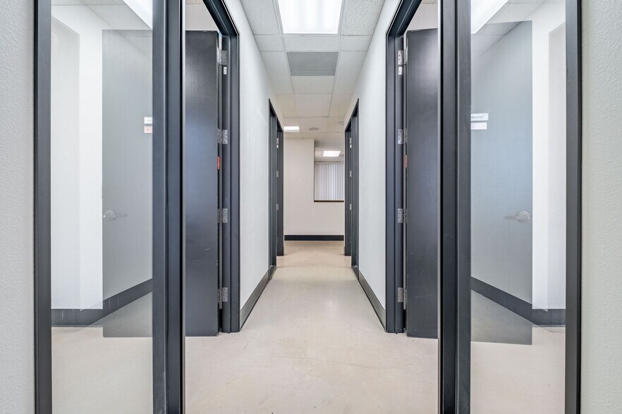 More Photos Of 550 N Golden Circle Dr, Santa Ana Office For Lease