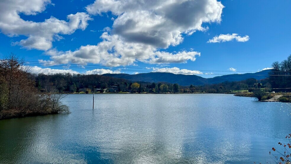 More Photos Of 125 N Lakeshore Dr, Lake Junaluska Office For Lease