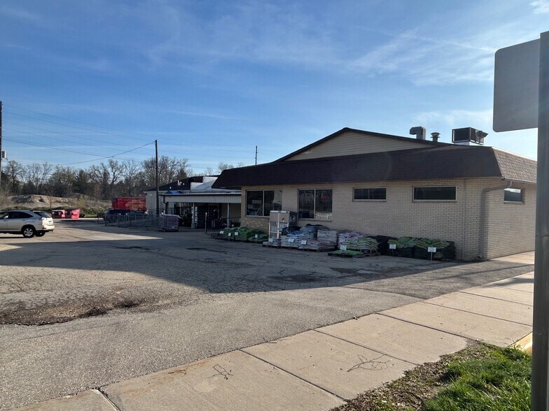 More Photos Of 305 W Madison St, Waterloo Freestanding For Sale