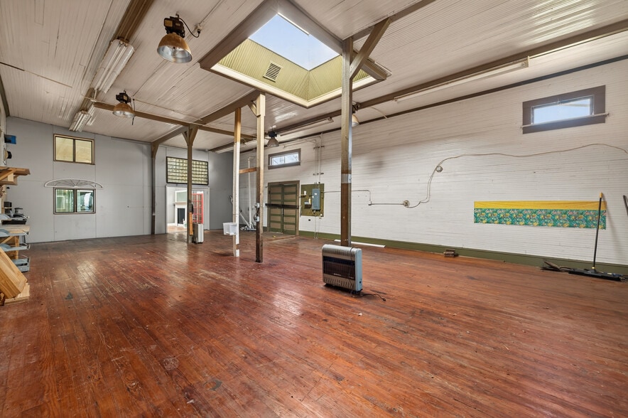 More Photos Of 304 S Cherokee Rd, Social Circle Flex For Sale