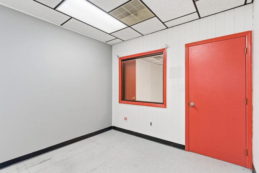 More Photos Of 128 Wilson Ave, Newark Office For Lease