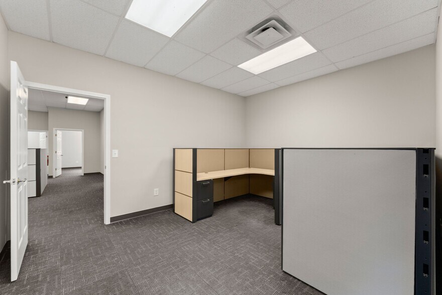 More Photos Of 3917 Old Flowery Branch Rd, Oakwood Flex For Lease
