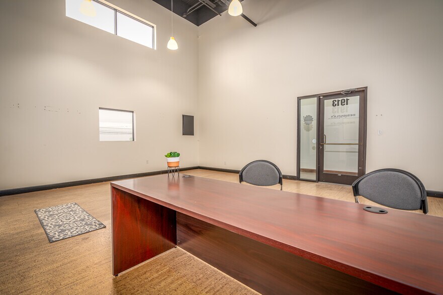 More Photos Of 1901-1923 Windsor Pl, Fort Worth Warehouse For Lease