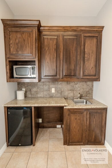 More Photos Of 4204 SW Green Oaks Blvd, Arlington Business Park For Sale