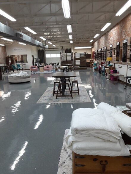 More Photos Of 136-140 Leslie St, Dallas Showroom For Lease