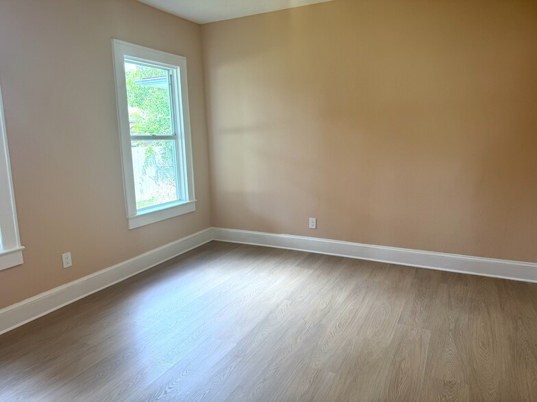 More Photos Of 904 E Moody Blvd, Bunnell Office For Lease