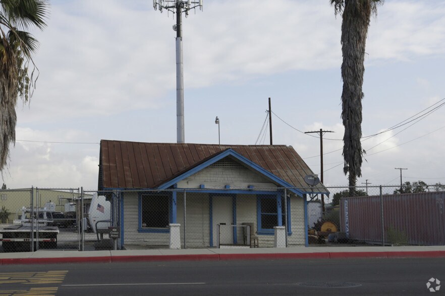 More Photos Of 909 Center St, Riverside Warehouse For Sale