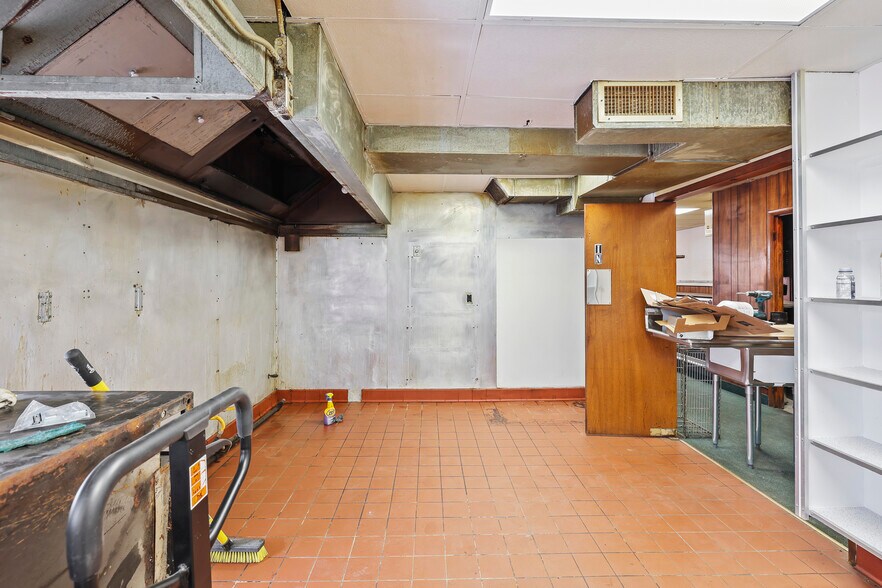 More Photos Of 1701 Pine Ave, Niagara Falls Restaurant For Sale