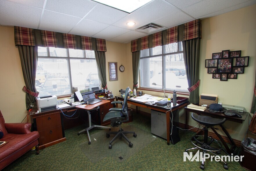 More Photos Of 7390 Creek Rd, Sandy Office For Lease