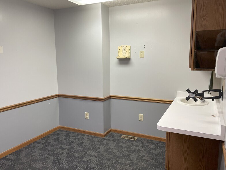 More Photos Of 62-82 N Breiel Blvd, Middletown Office For Sale