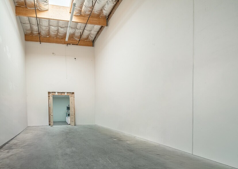 More Photos Of 307 E Carmel St, San Marcos Showroom For Lease