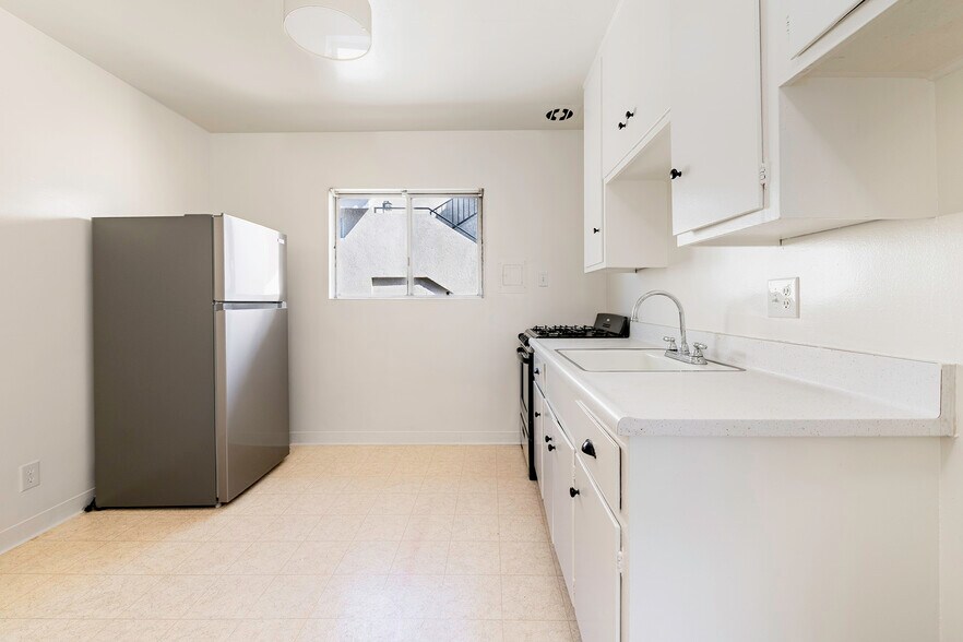 More Photos Of 24 Roswell Ave, Long Beach Apartments For Sale