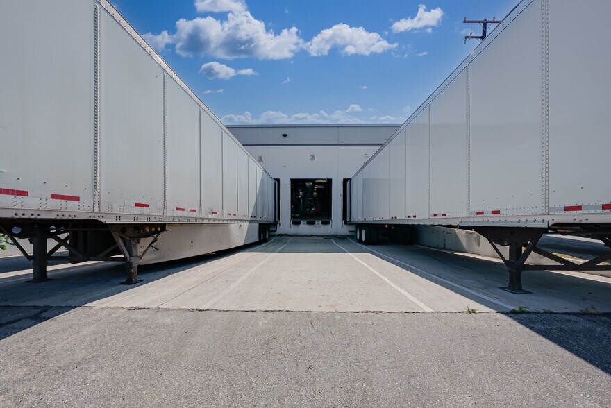 More Photos Of 13360 Molette St, Santa Fe Springs Warehouse For Lease