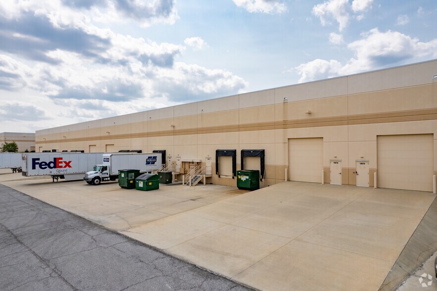 More Photos Of 10846-10890 Strang Line Rd, Lenexa Warehouse For Lease