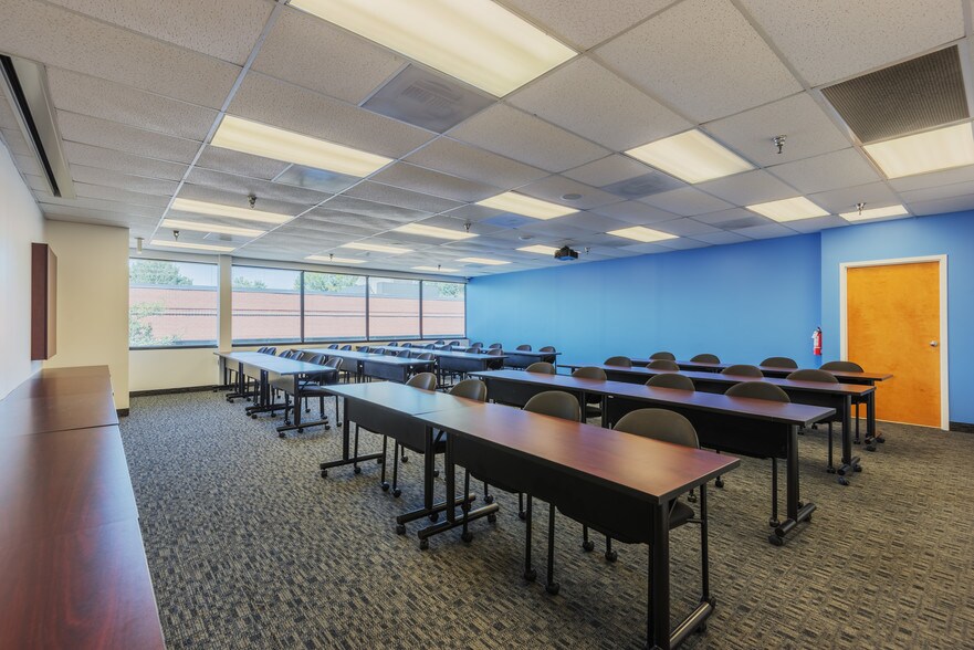 More Photos Of 10101-10123 Senate Dr, Lanham Light Distribution For Lease