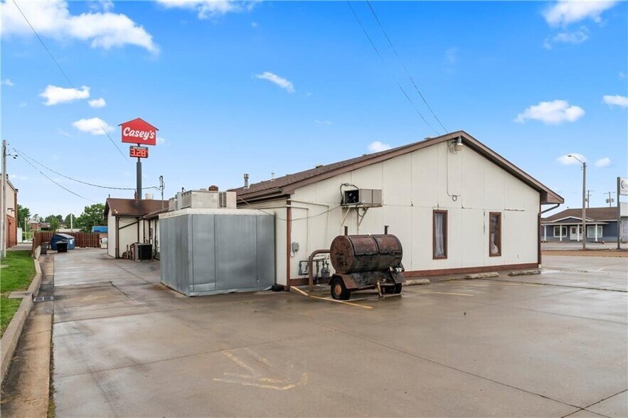 More Photos Of 103 Ne 2nd St, Concordia Restaurant For Sale