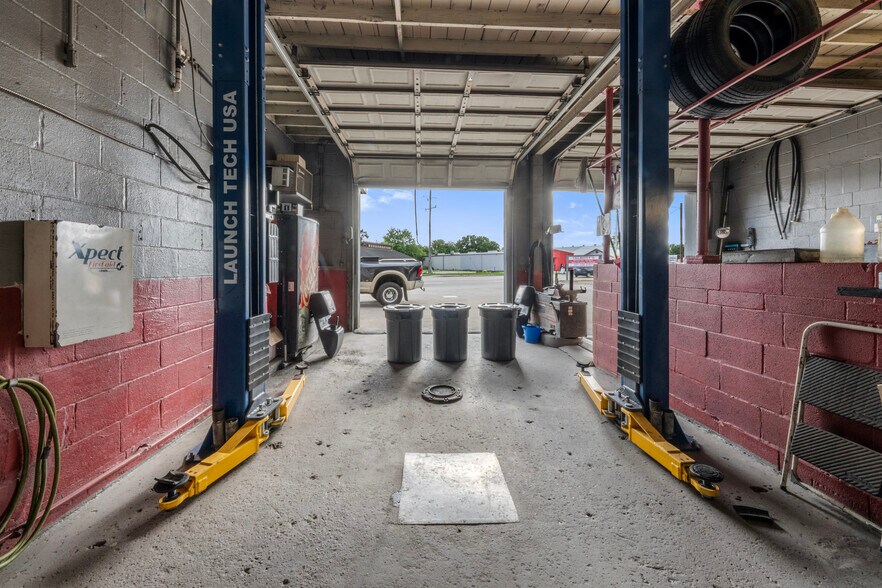 More Photos Of 5202 S Main St, Crosby General Retail For Sale