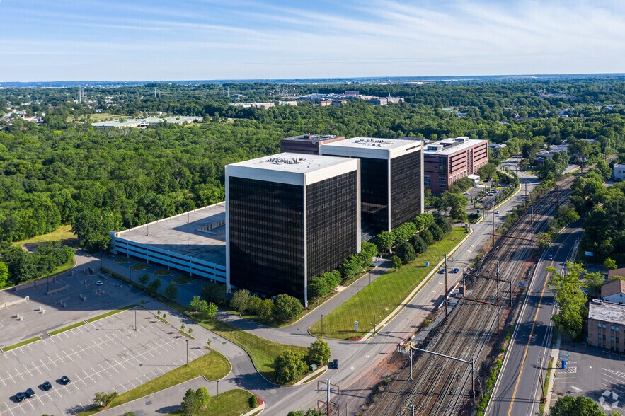 More Photos Of 399 Thornall St, Edison Office For Lease