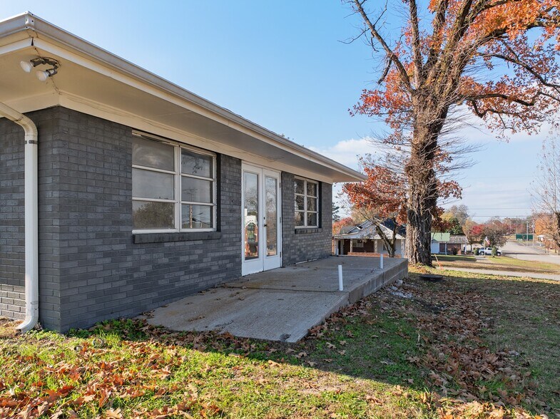 More Photos Of 105 Kentucky Ave S, Parsons Light Distribution For Sale