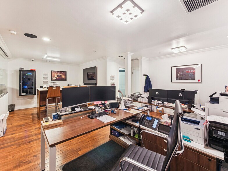 More Photos Of 175 W Beaver Creek Rd, Richmond Hill Light Distribution For Sale