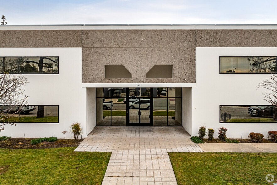 More Photos Of 611 S Palmetto Ave, Ontario Warehouse For Lease