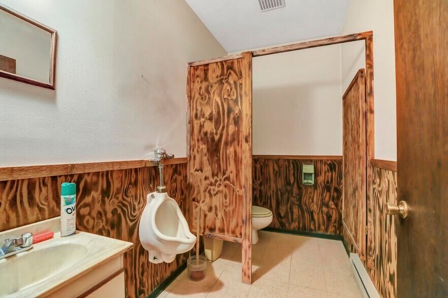 More Photos Of 319 W Magic Rd, West Magic Hospitality For Sale