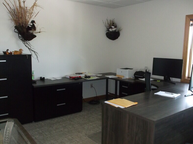 More Photos Of 2905 Universal St, Oshkosh Office For Lease