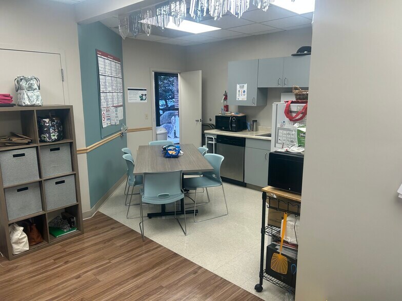 More Photos Of 6 Blackstone Valley Pl, Lincoln Medical For Sale