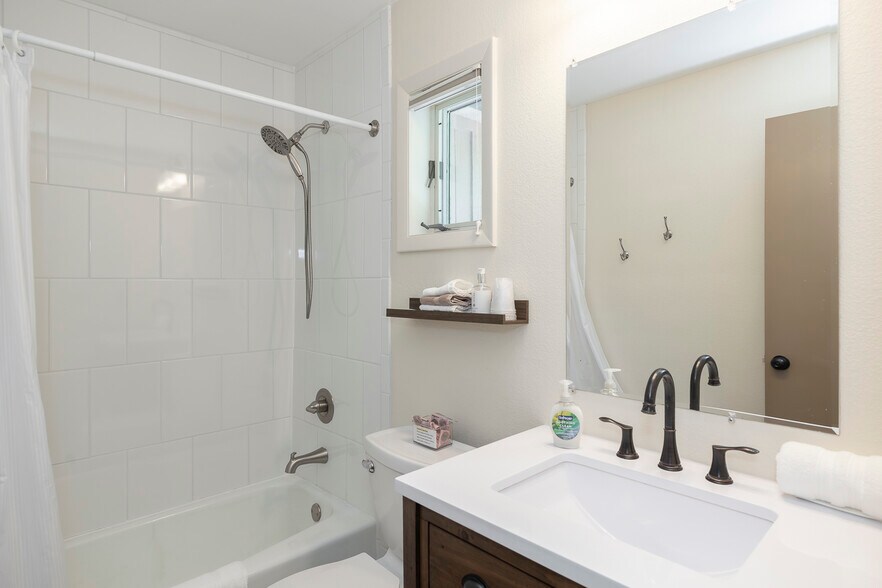 More Photos Of 425 County Road 5001, Fraser Hotel For Sale