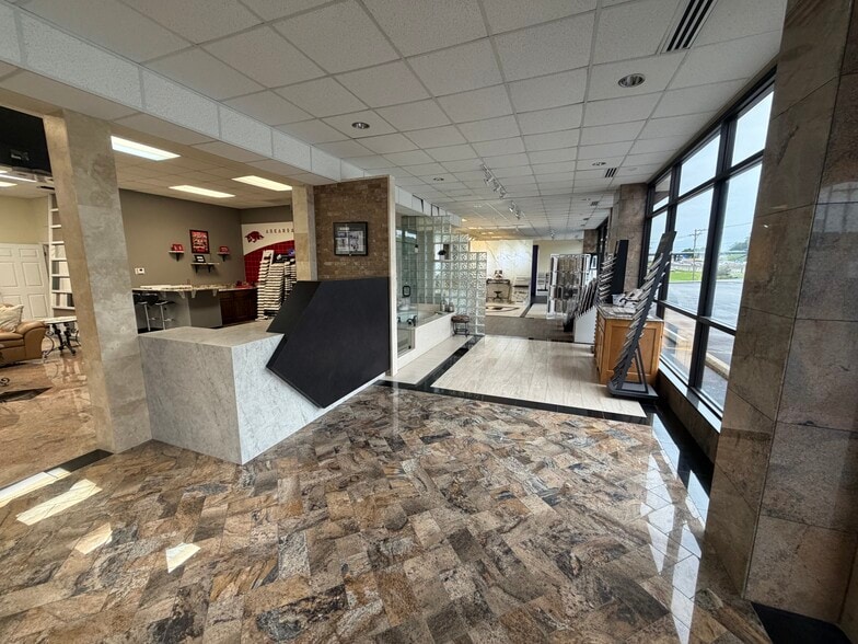 More Photos Of 18525 I-30 Hwy, Benton Showroom For Sale