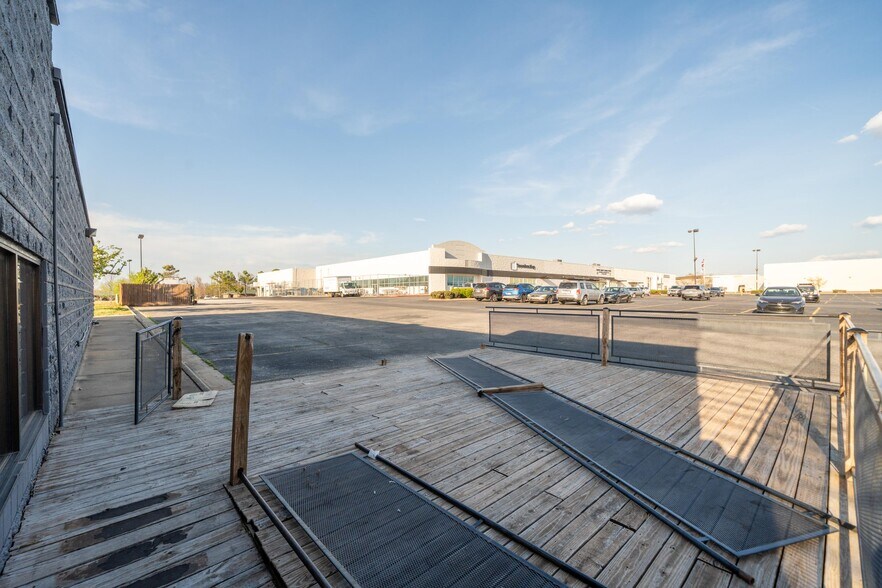 More Photos Of 2221 W Walnut St, Rogers Restaurant For Sale