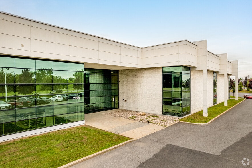 More Photos Of 2199 Boul Fernand-Lafontaine, Longueuil Warehouse For Lease