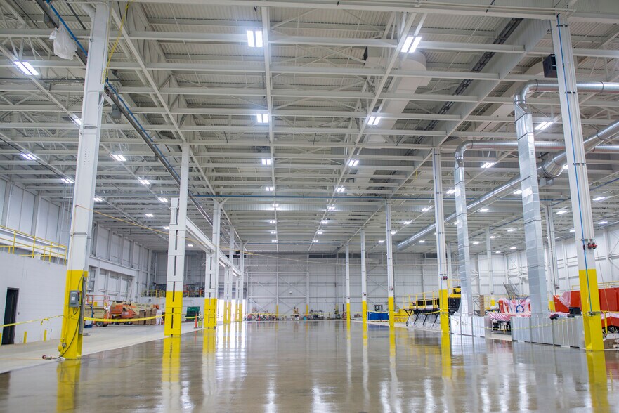 More Photos Of 927 N 19th Ave E, Newton Warehouse For Lease