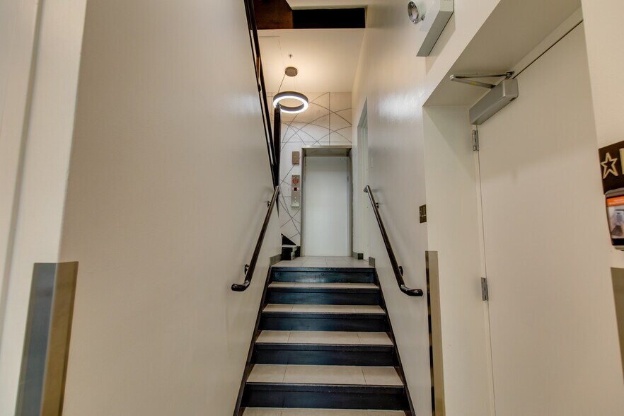 More Photos Of 11 W Illinois St, Chicago Loft Creative Space For Lease