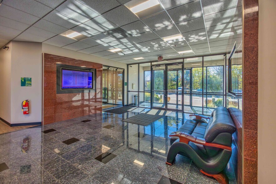 More Photos Of 1952 Mcdowell Rd, Naperville Business Park For Lease
