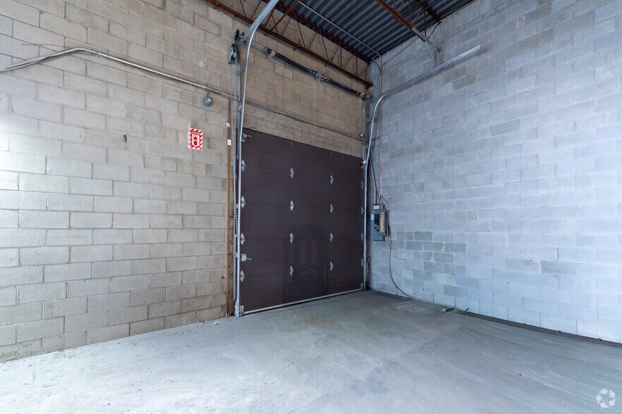 More Photos Of 1100-1240 Rue Beaulac, Montréal Showroom For Lease