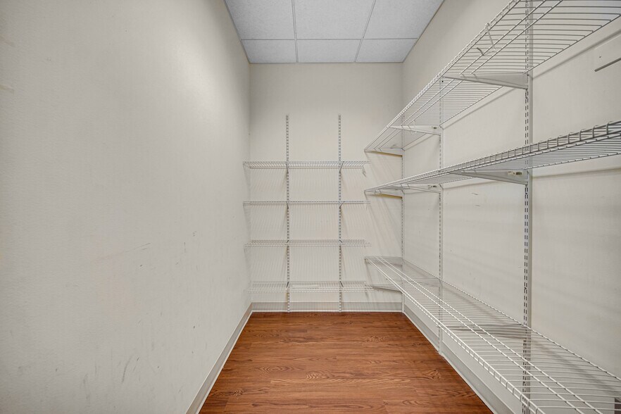More Photos Of 9711 Valparaiso Dr, Munster Medical For Lease