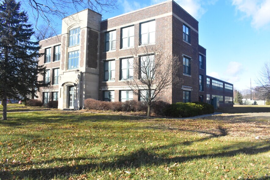 More Photos Of 200 E Arlington St, Waterloo Apartments For Sale