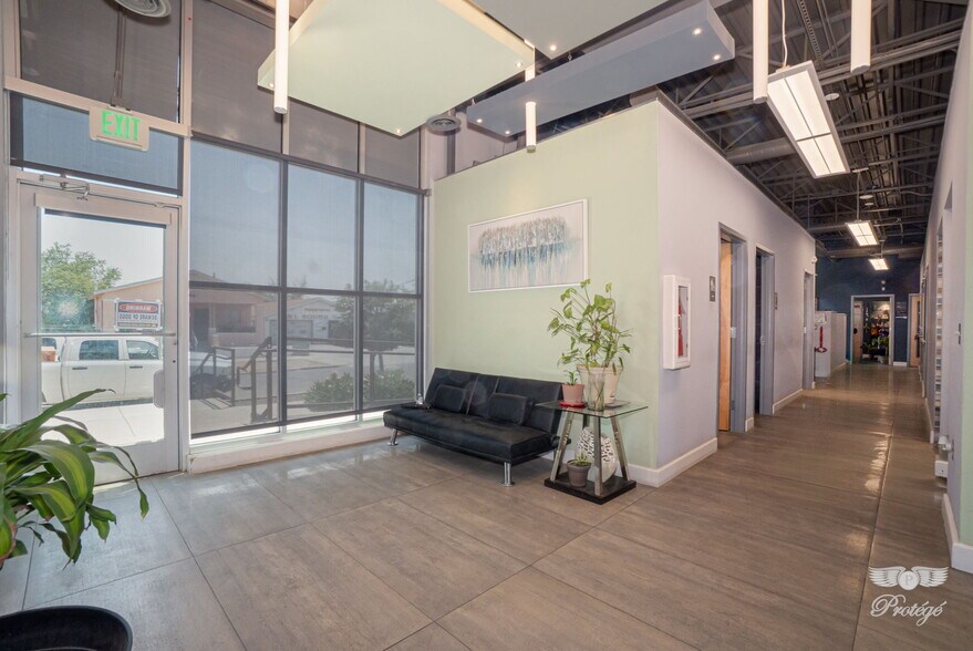 More Photos Of 700 N Copia St, El Paso Office For Sale