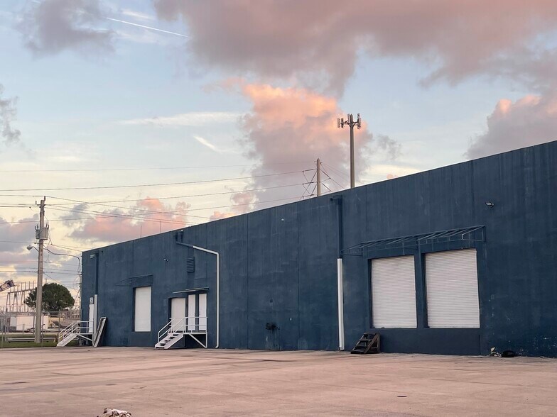 More Photos Of 3277 SE 14th Ave, Fort Lauderdale Warehouse For Lease