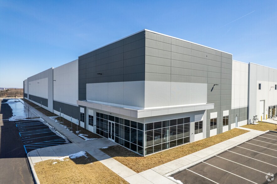 More Photos Of 101 Commerce Dr, Hazleton Distribution For Lease
