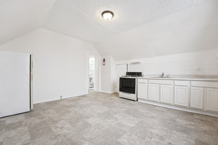 More Photos Of 910 19th St, Union City Multifamily For Sale