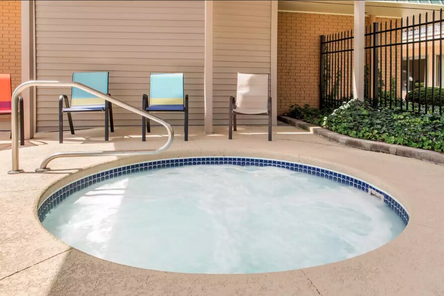 More Photos Of 406 E 22nd St, Huntingburg Hotel For Sale