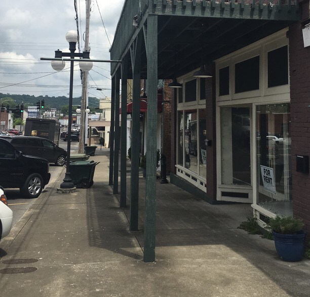 More Photos Of 225 N 1st St, Pulaski Storefront Retail Office For Lease
