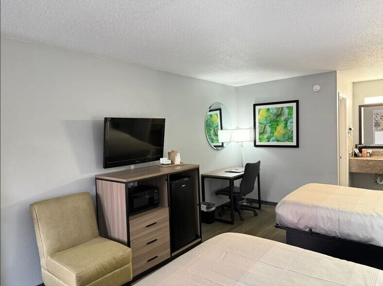 More Photos Of 3925 S Ferdon Blvd, Crestview Hotel For Sale