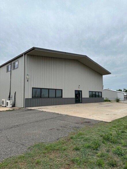 More Photos Of 6355 Boucher Dr, Edmond Showroom For Lease